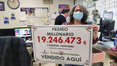 Amalia L�pez Tuya posa junto al cartel del billete premiado