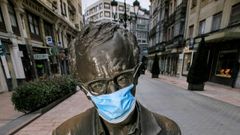 La estatua de Woody Allen, con mascarilla, este domingo, durante las labores de desinfecci�n de Oviedo.