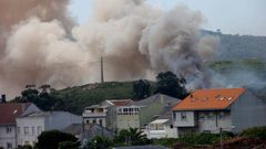 Tras el incendio del pasado s�bado (en la imagen), en la noche de ayer se produjo otro fuego en la misma zona del antiguo poblado de Penamoa