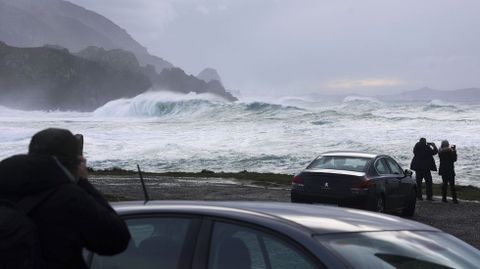 Personas fotografiando el espect�culo del oleaje en Meir�s.