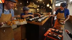 Alumnos del Carlos Oroza, durante una actividad en el mercado hace un par de a�os