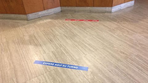 Avisos en el suelo, en la entrada del NH Principado