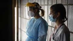 Dos sanitarias, a la espera de realizar pruebas PCR en Ourense