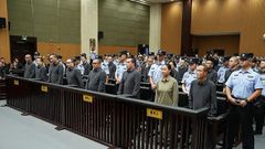 Varios de los condenados ante el tribunal que los conden� a muerte.