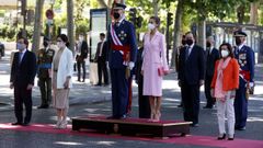  El rey Felipe VI y la reina Letizia, junto a la presidenta en funciones de la Comunidad de Madrid, Isabel D�az Ayuso (2i), el alcalde de Madrid, Jos� Luis Mart�nez-Almeida (i) y la ministra de Defensa, Margarita Robles (d) durante la celebraci�n del D�a de las Fuerzas Armadas en la Plaza de la Lealtad de Madrid este s�bado.