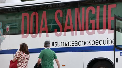 Imagen de archivo del autob�s de la Axencia de Doazon de �rganos e Sangue, en la Plaza Mayor de Lugo.