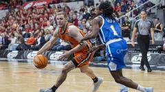 Paul Jorgensen, con el esf�rico ante Michael Forrest, del UCAM.