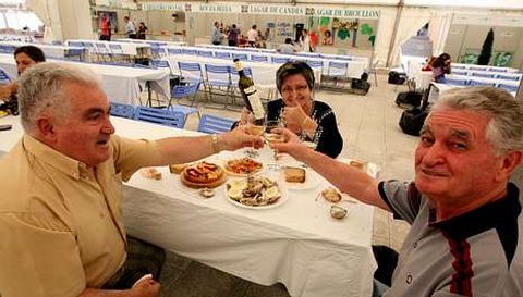 Un grupo de asistentes al Encontro do Vi�o de Autor, llegados de Venezuela, proponen un brindis en pleno banquete.