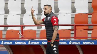 Juanfra, dirigi&eacute;ndose a sus jugadores en una sesi&oacute;n de entrenamiento