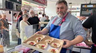 El cocinero Miguel Mosteiro, con una de las propuestas, taco de longueir&oacute;n