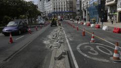 Ayer arranc� la demolici�n de una parte de la mediana pr�xima al cruce de la plaza de Mina, donde se har� la transici�n de cuatro carriles a dos de circulaci�n para autom�viles. C�sar Quian