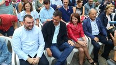 El secretario General de la FSA-PSOE, Adri�n Barb�n, el presidente del Gobierno, Pedro S�nchez, la portavoz del PSOE en el Congreso, Adriana Lastra, y el alcalde de Oviedo, Wenceslao L�pez