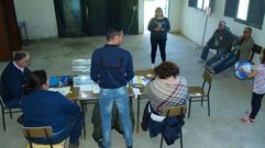La votaci�n en la mesa electoral situada en una parroquia de Chantada, en las elecciones municipales del 2015