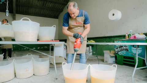 Elaboracin de una tortilla gigante en Xinzo de Limia