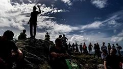 En O Roncudo, Suso Lista -en lo alto- comparti� con los trasnos algunas de sus historias. 