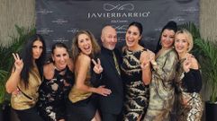 Las cuatro gallegas que acudieron a Madrid, las tres pontevedresas y la burelense Luz L�pez, Miss Abuela de Galicia con 71 a�os, junto al dise�ador Javier Barrio.