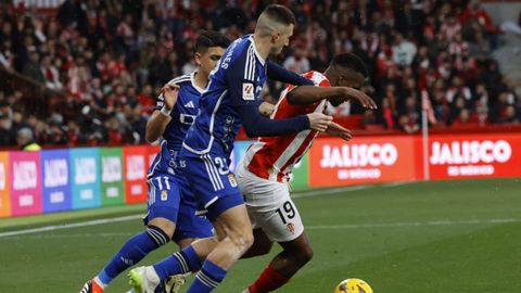 Derbi asturiano entre el Real Sporting de Gijon y el Real Oviedo en El Molin�n