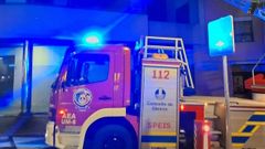 El Servicio de Emergencias de Oleiros, durante la intervenci�n por un incendio en un local hostelero de Santa Cruz