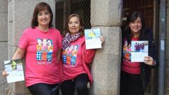 Carolina I�arrea, Amalia R�os y Paz Gonz�lez, en la plaza de A Verdura de Pontevedra, con el mes del calendario de Adicam que protagonizan cada una con su red de apoyo