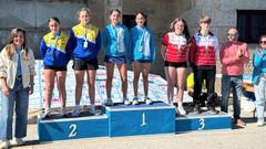 La pareja formada por Lara Garc&iacute;a Neira y Ant&iacute;a Mart&iacute;nez Ord&oacute;&ntilde;ez, el el tercer caj&oacute;n del podio