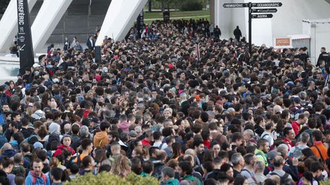 Miles de personas voluntarias esperan en la Ciudad de las Artes de Valencia desde donde se coordinan las tareas de ayuda 