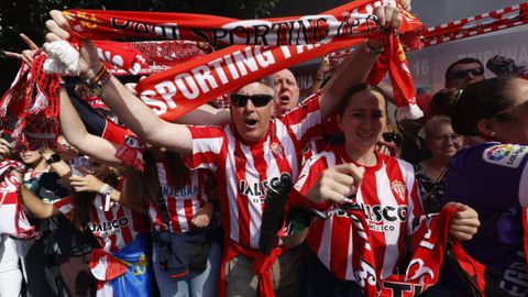 La afici�n gijonesa recibe al Sporting en el Molin�n antes del partido contra el Real Oviedo