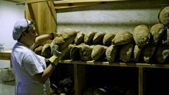 Cuando el pan sale del horno, en Cea se le deja reposar en unas estanter�as para que madure.