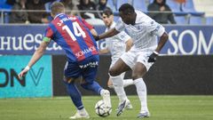 Bil Nsongo encarando a Jorge Pulido, central del Huesca, durante la segunda parte del encuentro