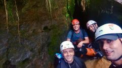 Participantes en el encuentro de O Courel, en el barranco del r�o Carballido