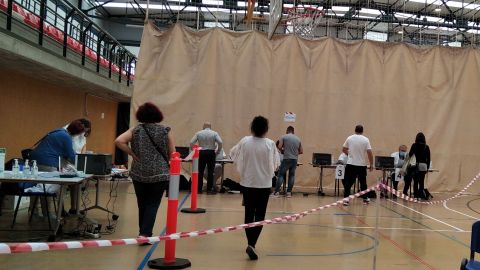 Punto de vacunaci�n en el pabell�n de Perchera-La Bra�a, en Gij�n