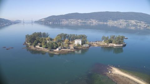 Isla de San Sim�n en la r�a de Vigo.