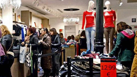 Primera jornada de rebajas tras la resaca navide�a.