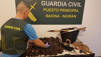 Un agente de la Guardia Civil, con material requisado en una foto de archivo