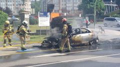 Los bomberos de A Corua desplazaron tres dotaciones para sofocar el incendio del vehculo