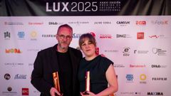 Marcos Rodrguez y Cristina Becerra, con sus galardones Lux