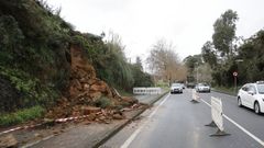 Talud derrumbado en la carretera de Bastiagueiro