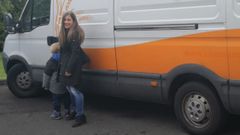 A�da y su hijo, junto a la furgoneta en la que hicieron el viaje
