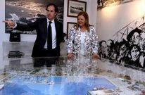 El alcalde, Tom�s Fole, y la presidenta, Sagrario Franco, ante una maqueta del Puerto de Vilagarc�a.