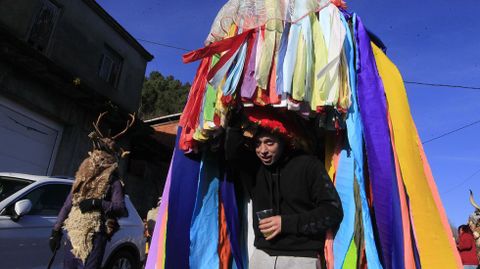 El pucho, el enorme sombrero hecho con cientos de cintas de colores, es el elemento más característico del Entroido Ribeirao
