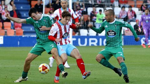 Dos jugadores del Racing cierran el paso al albivermello Jorge Gonz&aacute;lez en el derbi del &Aacute;ngel Carro.