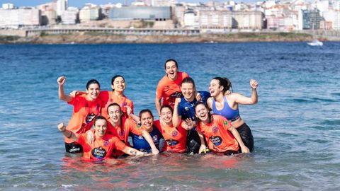 El HC Corua celebra el pase a la Final Four de la Champions en la playa de Riazor.