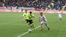 Antonio Martinez Cultural Leonesa Cordoba Reino de Leon.Antonio Martinez conduce el balon en el encuentro frente al Cordoba