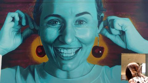 Un mural dedicado a las cerezas en las cercan�as de la playa fluvial de San Clodio, donde se celebrar� la feria este fin de semana
