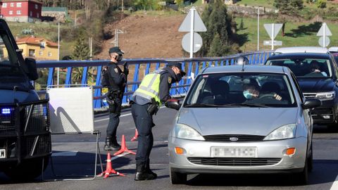Cierre perimetral. Control de la Polic�a Nacional en una de las entradas a Oviedo