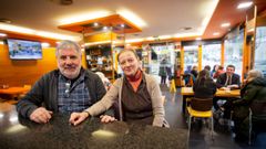 Antonio Sieiro y Mar�a Jos� Docampo, en la barra de la cafeter�a Orange