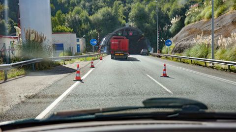 T�nel de O Sartego, en Neda, con un carril de la circulaci�n cortado esta semana.