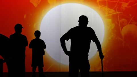 El eclipse de sol de ma�ana d�a 12 sigue acaparando la atenci�n del p�blico en los stands donde se recrean escenas del fen�meno dentro de la Feria Internacional de Muestras de Asturias (FIDMA), este martes en Gij�n