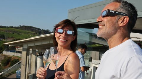 Dos asistentes a la experiencia en Bodega Mart�n C�dax