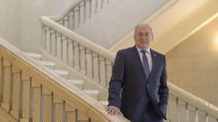 Jos Tom, en una foto de archivo en las escaleras de la Diputacin de Lugo