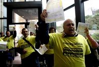 Afectados tomaron las oficinas de la empresa energ�tica en Traves�a de Vigo.